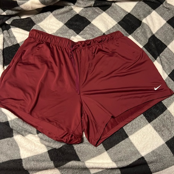 Nike Gym Shorts. Maroon size 2X with pockets! - Picture 1 of 9